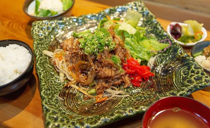 Pan Fried Sliced Beef Bento / 焼⾁定⾷
